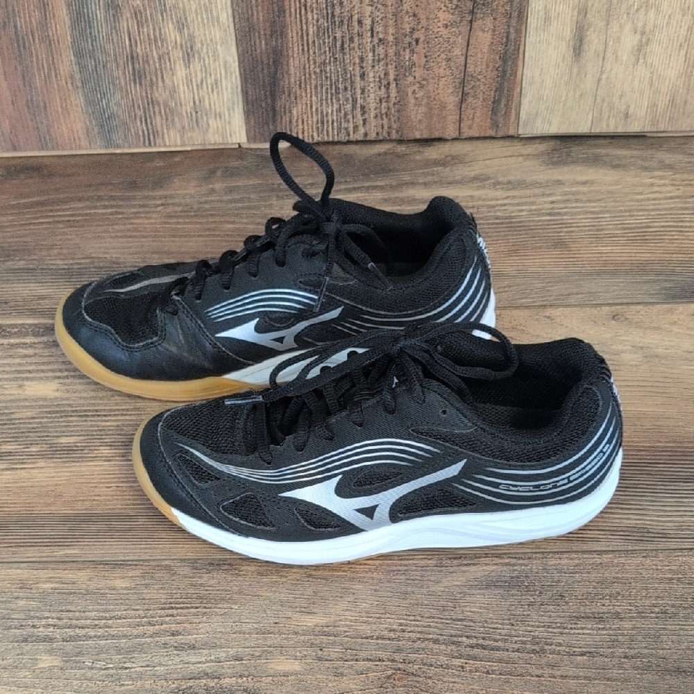 Mizuno Women's Black and White Athletic Shoes Volleyball 7.5